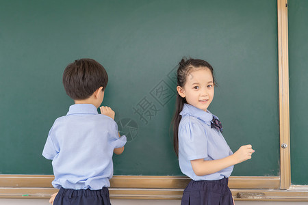 童年粉笔小学生在黑板写字背景
