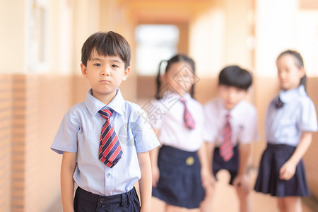 小学生伤心难过背景图片