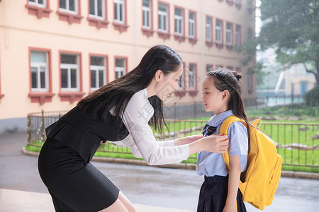 雨天上学学生校园母女背景