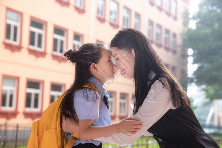 雨天上学学生校园母女背景