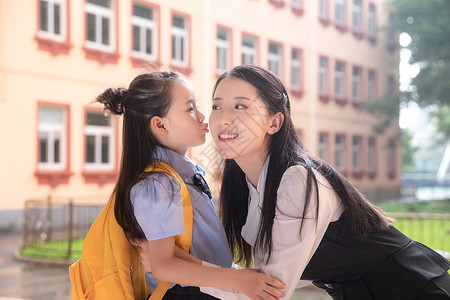 雨天上学学生校园母女背景