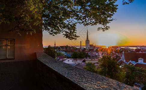 爱沙尼亚首都塔林中世纪老城美丽的日出背景图片