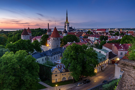 爱沙尼亚首都塔林中世纪老城美丽的夜景风光背景图片