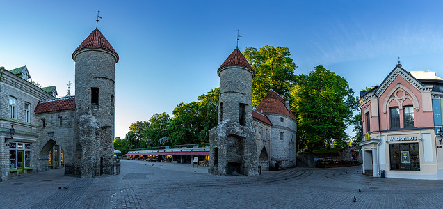 爱沙尼亚首都塔林老城著名历史建筑黎明之门图片