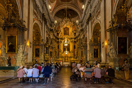 立陶宛维尔纽斯著名景点圣彼得与保罗教堂弥撒祷告高清图片素材