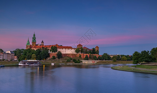 日落下的克拉科夫著名旅游景点瓦维尔皇家城堡背景