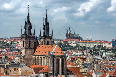 俯瞰布拉格著名旅游景点泰恩教堂高清图片