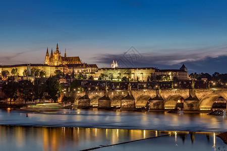 捷克布拉格著名旅游景点查理大桥与布拉格城堡夜景欧洲旅游高清图片素材