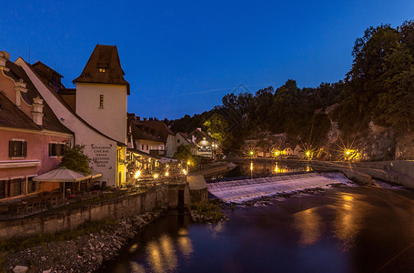 鲁库鲁鼓手捷克著名旅游小镇库鲁姆洛夫夜景背景