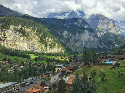 俯瞰阿尔卑斯山环绕的米伦小镇背景
