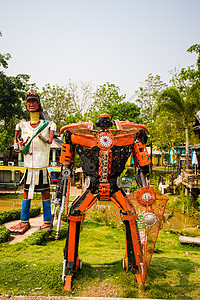 拜县长颈族雕塑和机械雕塑背景