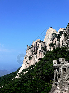 蓝天下美景天柱山风光飞来石背景