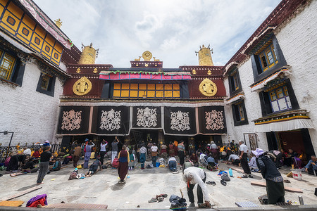 拉萨大昭寺八廓街朝拜高清图片