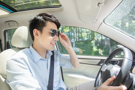 车内戴墨镜的男人图片