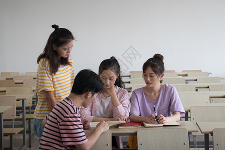 学习小组男生女生教室学习讨论背景