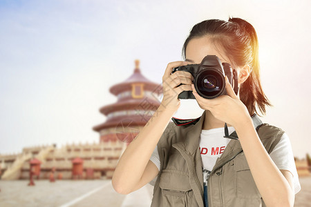 旅行女孩相机户外旅行拍摄设计图片