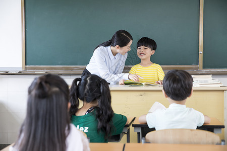 女教师上课小学生图片