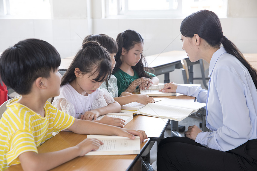 女教师指导学生学习图片