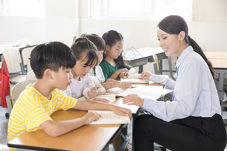 女教师指导学生学习背景图片