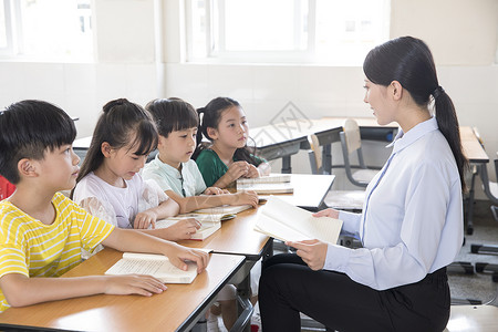 女教师指导学生学习教育高清图片素材