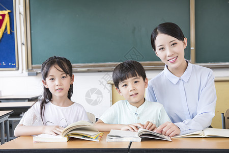 女教师指导学生学习图片