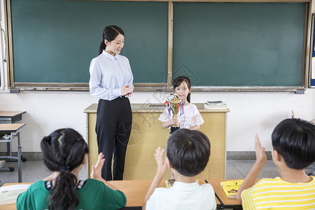 女老师学生颁奖获奖高清图片素材