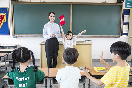 女老师学生颁奖小学生高清图片素材