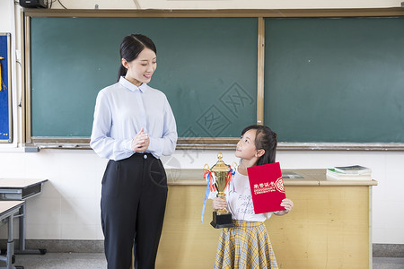 女老师学生颁奖教育高清图片素材