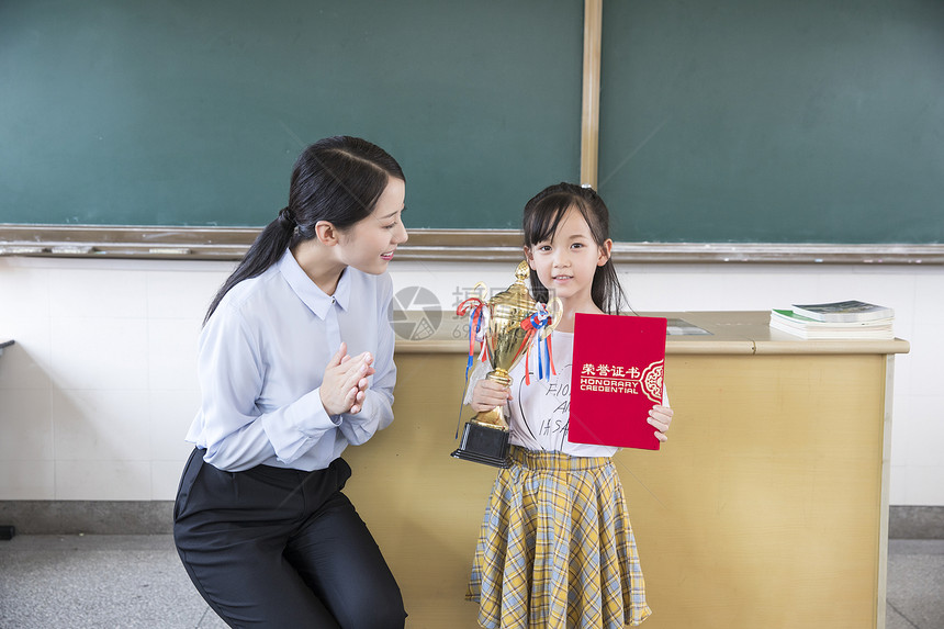 女老师学生颁奖图片