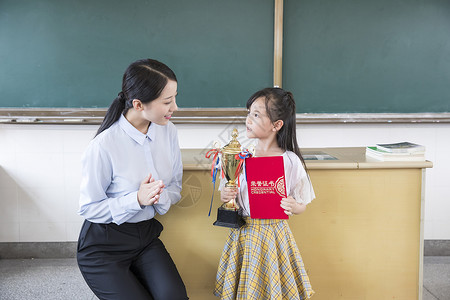 女老师学生颁奖课堂高清图片素材