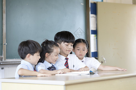 小学生上课背景图片