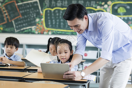 男老师指导学习学校高清图片素材