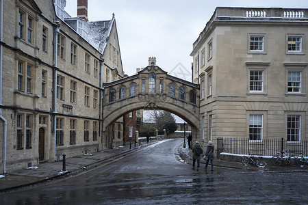 英国牛津大学雪景高清图片