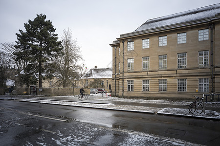 英国牛津大学雪景图片