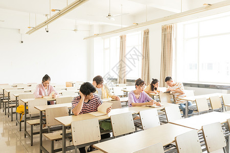 大学生教室学习图片