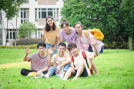 学生在草地上打招呼图片