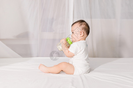 婴儿喝奶生命之环高清图片