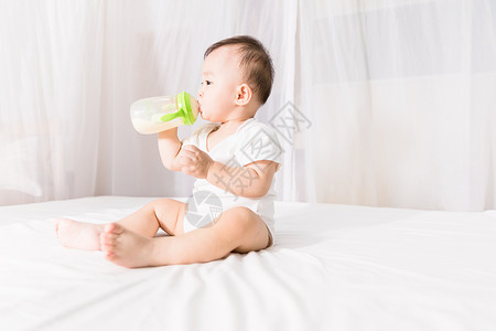 一个奶瓶婴儿喝奶背景