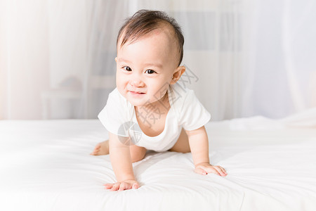 可爱笑脸孩子婴儿坐在床上背景