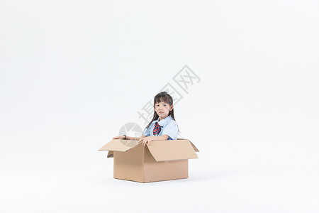 坐在箱子里的儿童孩子校服高清图片素材