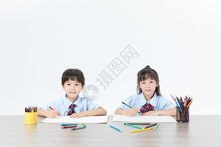 儿童画画写字儿童坐着画画背景