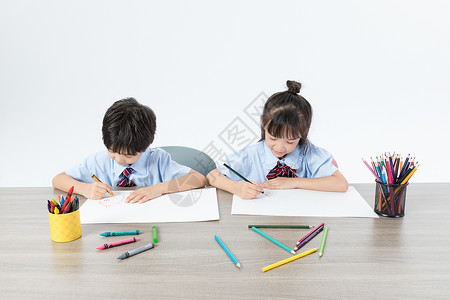 儿童坐着画画高清图片