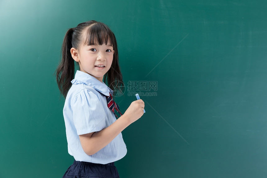 儿童学生站在黑板前图片