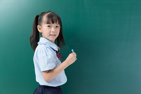 儿童学生站在黑板前教室高清图片素材