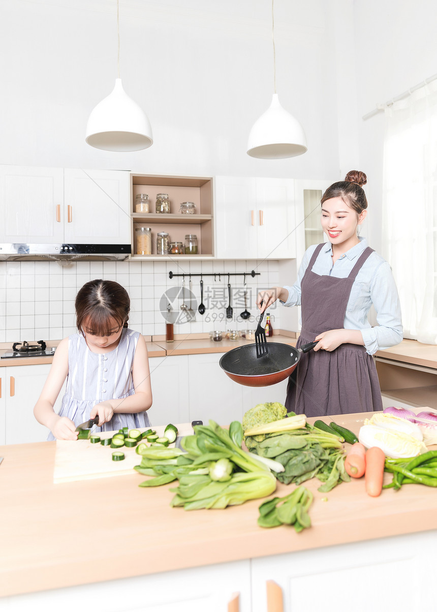 母子在厨房做饭图片