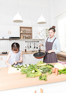 母子在厨房做饭高清图片