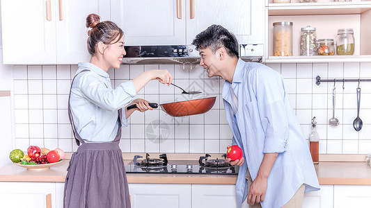 情侣厨房做饭烹饪高清图片素材