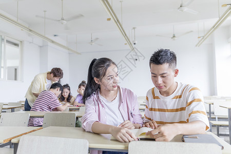 在教室里讨论问题的学生男性高清图片素材