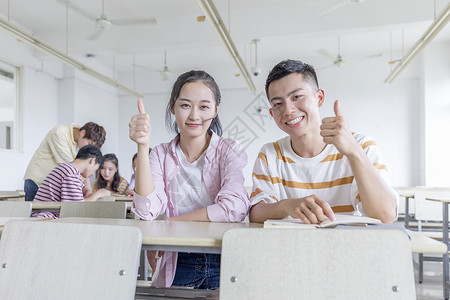 教室里自信微笑的学生背景图片