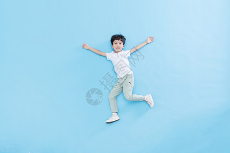 跑步欢呼的小男孩开心高清图片素材